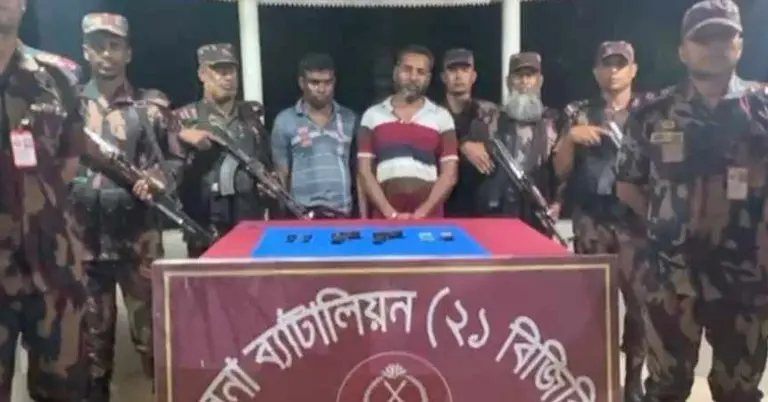 দুই অস্ত্র পাচারকারী আটক